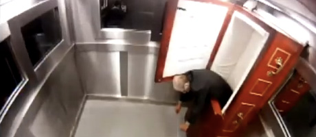 Bara che si apre all&rsquo;improvviso in Ascensore