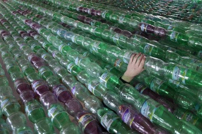 Barca di plastica realizzata con bottiglie usate